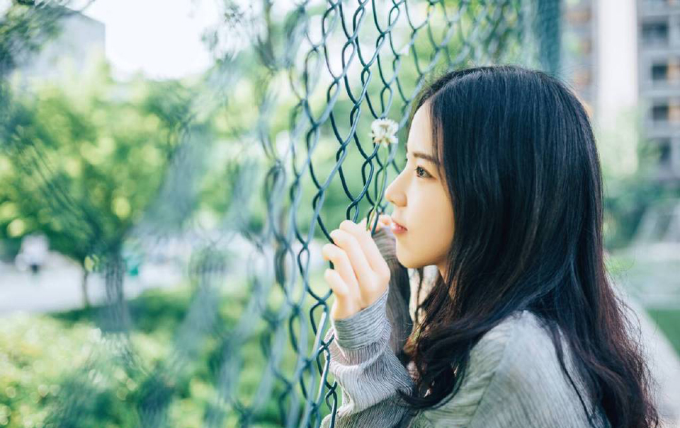 “哦？”马谡闻言诧异的看向诸葛亮：“不是庞统？”